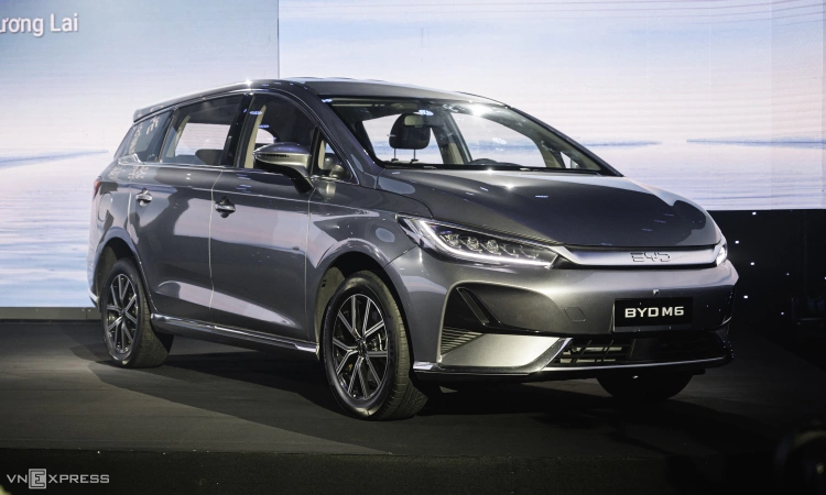 BYD M6